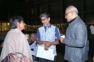 TMF members Sevanti Ninan and Sajan Venniyoor with jury member Rajesh
Joshi (centre)